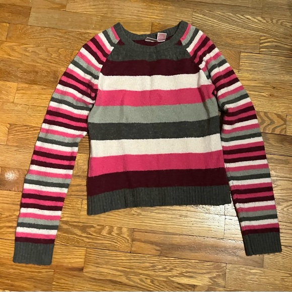 2 Sweaters - Picture 5 of 6